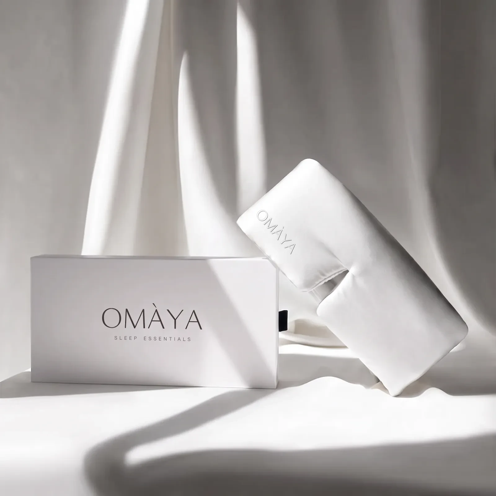 Маска за сън от коприна OMÀYA® — Бяло