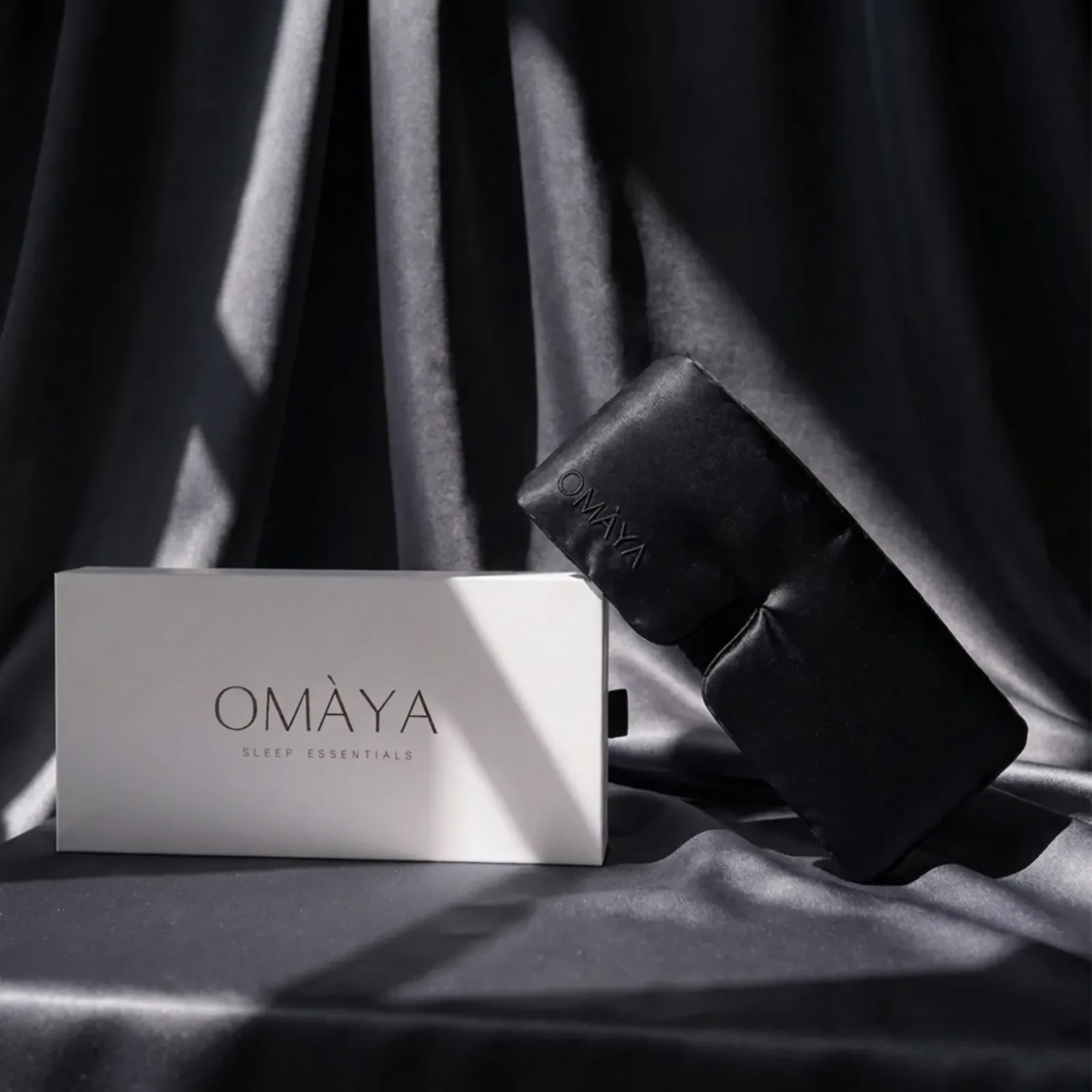 Маска за сън от коприна OMÀYA® — Нощно черно