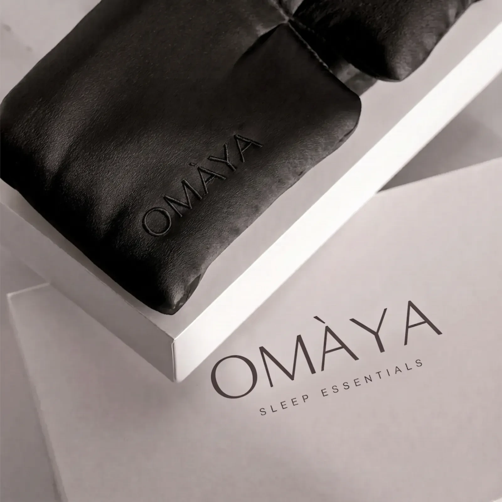 Маска за сън от коприна OMÀYA® — Нощно черно