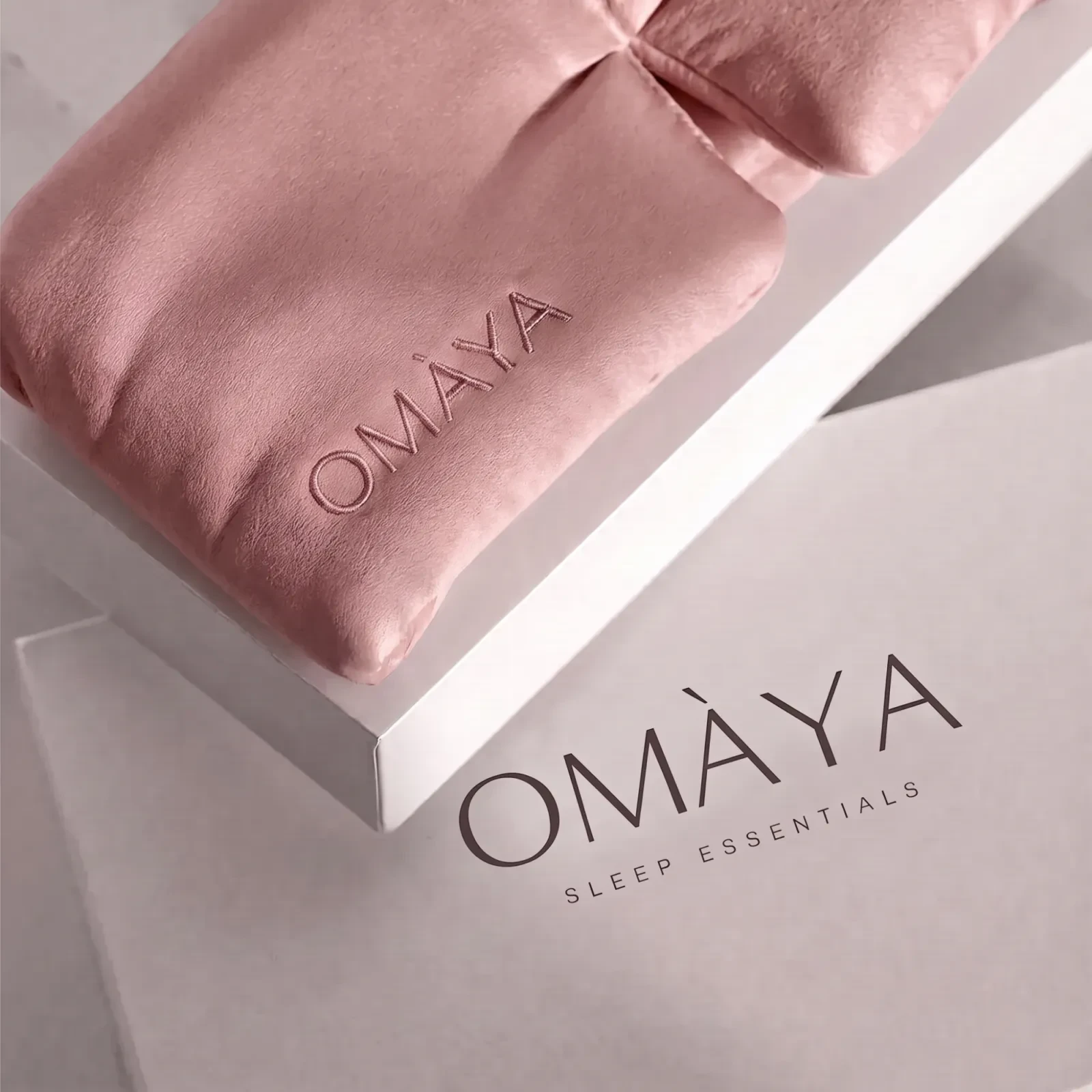 Маска за сън от коприна OMÀYA® — Пудрено розово